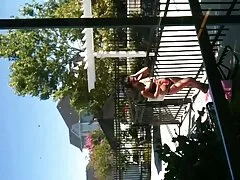 ברונטית בנעלי עקב קיילי לה מזיין את הבייביסיטר בו אוהבת את הווינר הארוך שלו