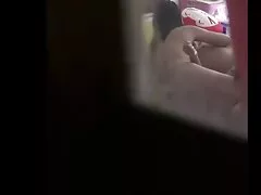 מלאך בגוון חמוד מורה מזדינת למראה עם ציצים קטנים Kyler Quinn מזיין עם צעצוע