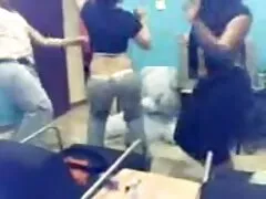 חמודה מקועקעת עם ציצים קטנים גבר מזיין רוקי אמרסון מגרה את הסדק הרטוב שלה