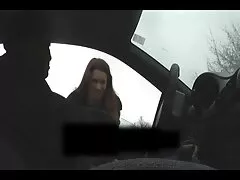 צעירה ברונטית יפה אמילי וויליס משחקת עם הצעצוע בנות ערומות במקלחת הגדול והיפה שלה